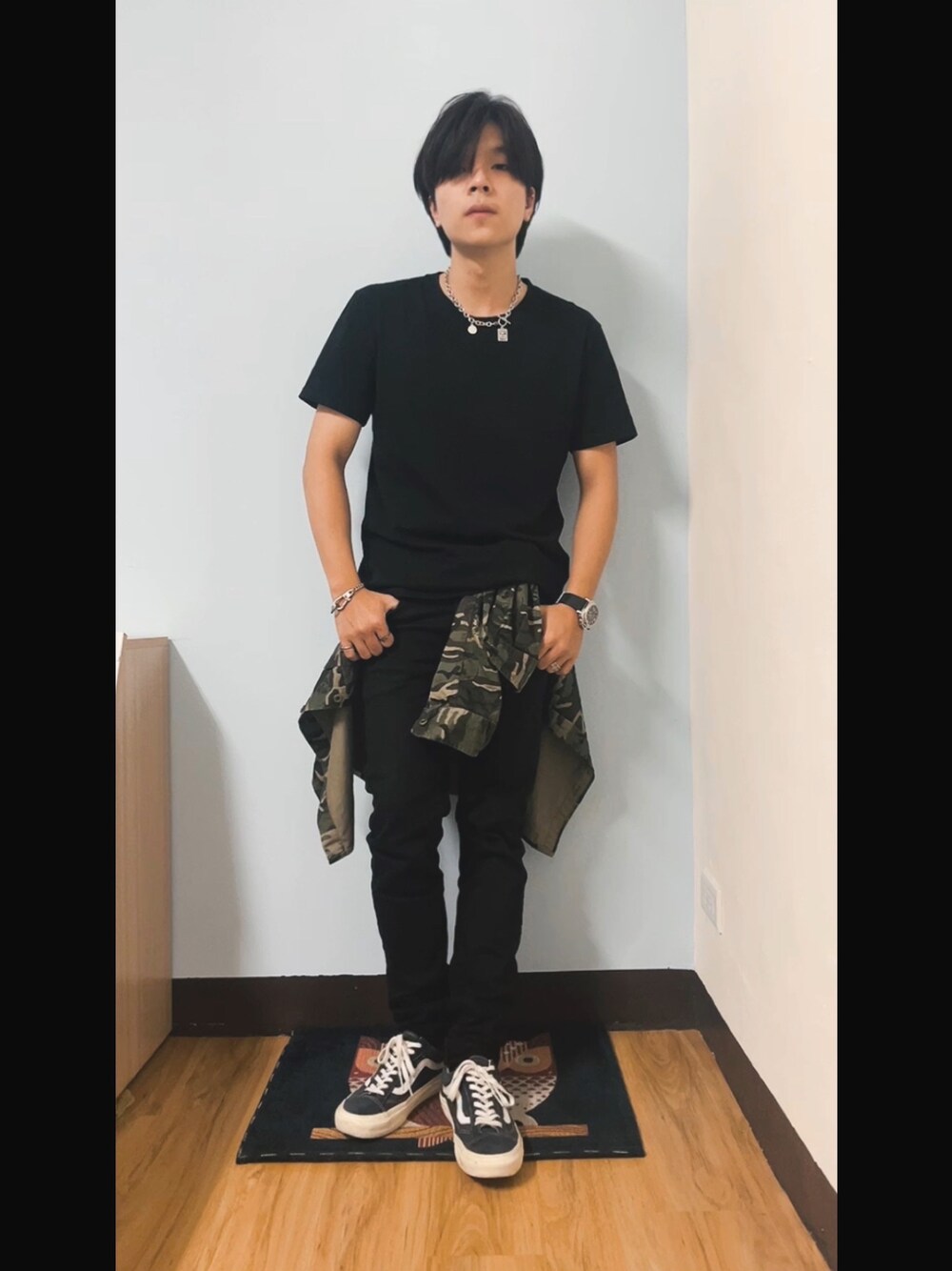 「夏、街頭穿搭」｜「musium divのアイテム（Tシャツ/カットソー、ブラック系）」を使った、Chow Hingさん（メンズ・170cm）の夏コーディネートの1枚目の写真
