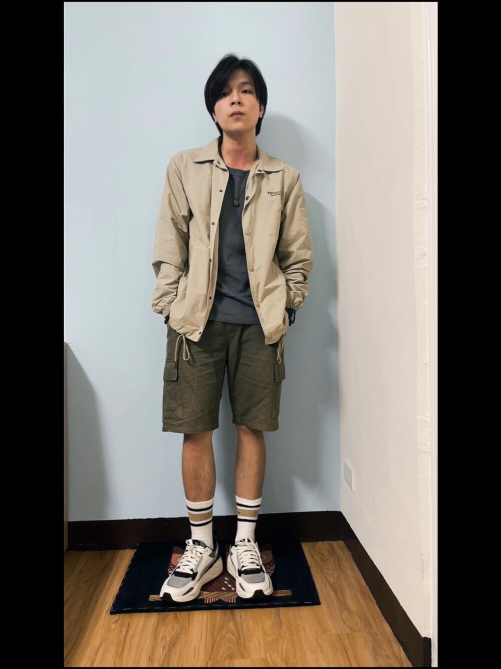 「街頭穿搭」｜「NAVYのアイテム（ジャケット/アウター、ベージュ系）」を使った、Chow Hingさん（メンズ・170cm）の夏コーディネートの1枚目の写真