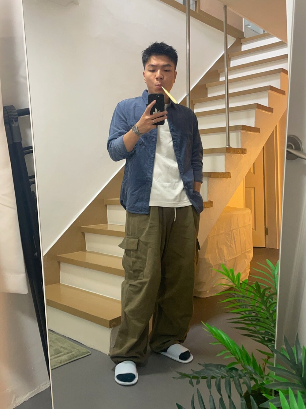 「Koreaのアイテム（パンツ、ブラウン系）」を使った、Chow Hingさん（メンズ・170cm）の春コーディネートの1枚目の写真