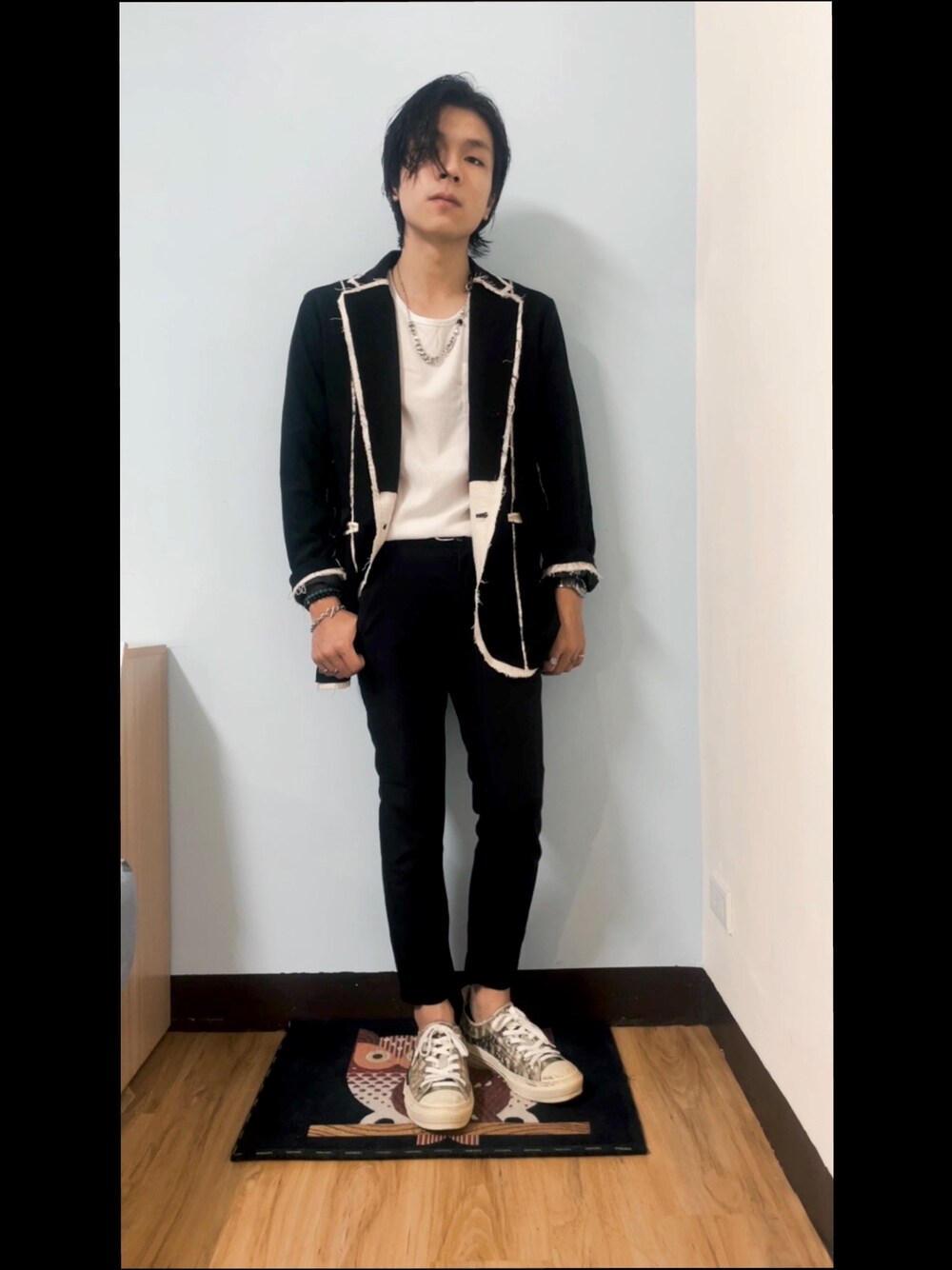 「黑白搭配、復古、球鞋」｜「Dior x Kawsのアイテム（シューズ、ホワイト系）」を使った、Chow Hingさん（メンズ・170cm）の秋コーディネートの1枚目の写真