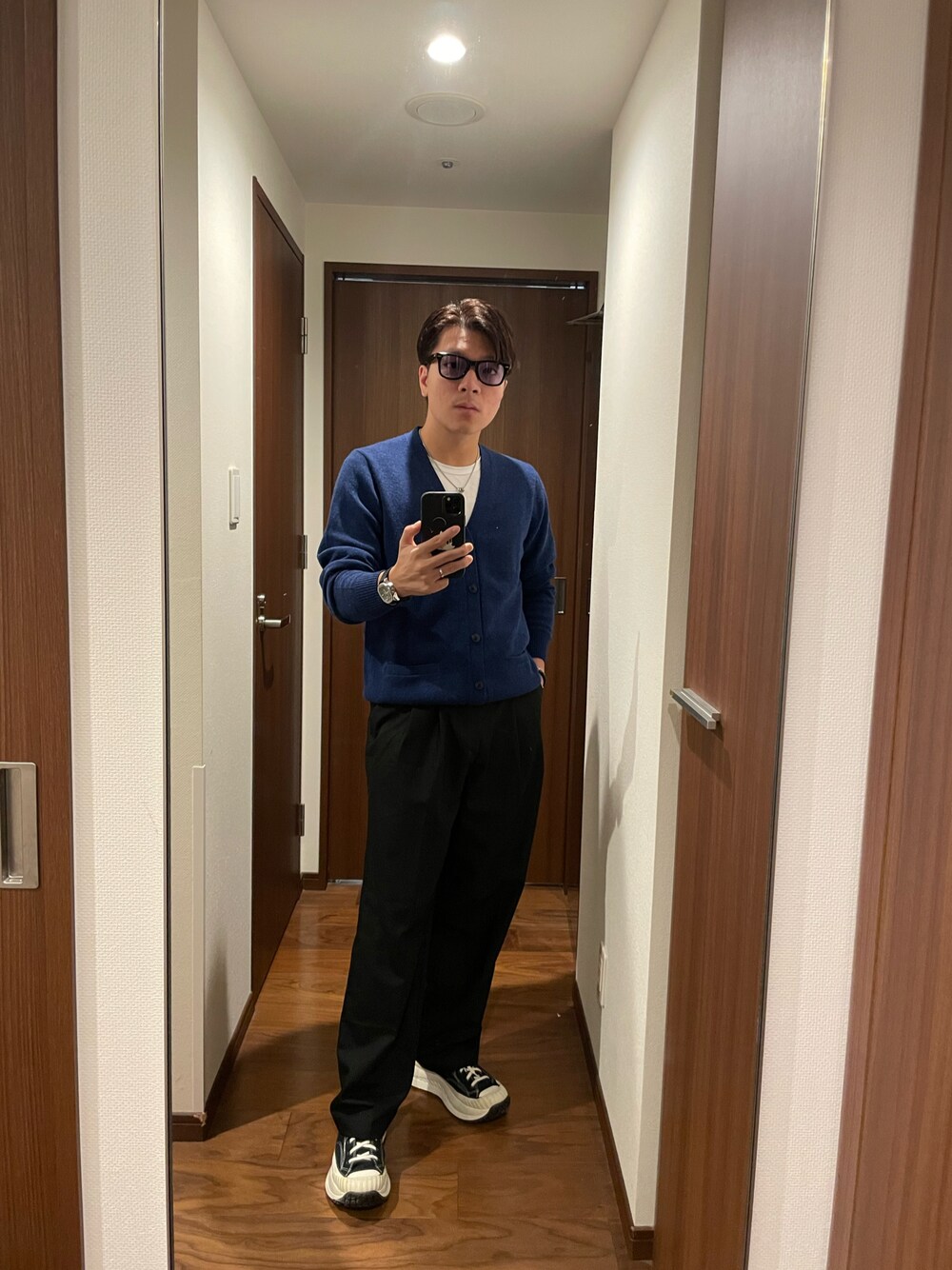 「CONVERSEのアイテム（スニーカー、ブラック系）」を使った、Chow Hingさん（メンズ・170cm）の秋コーディネートの1枚目の写真