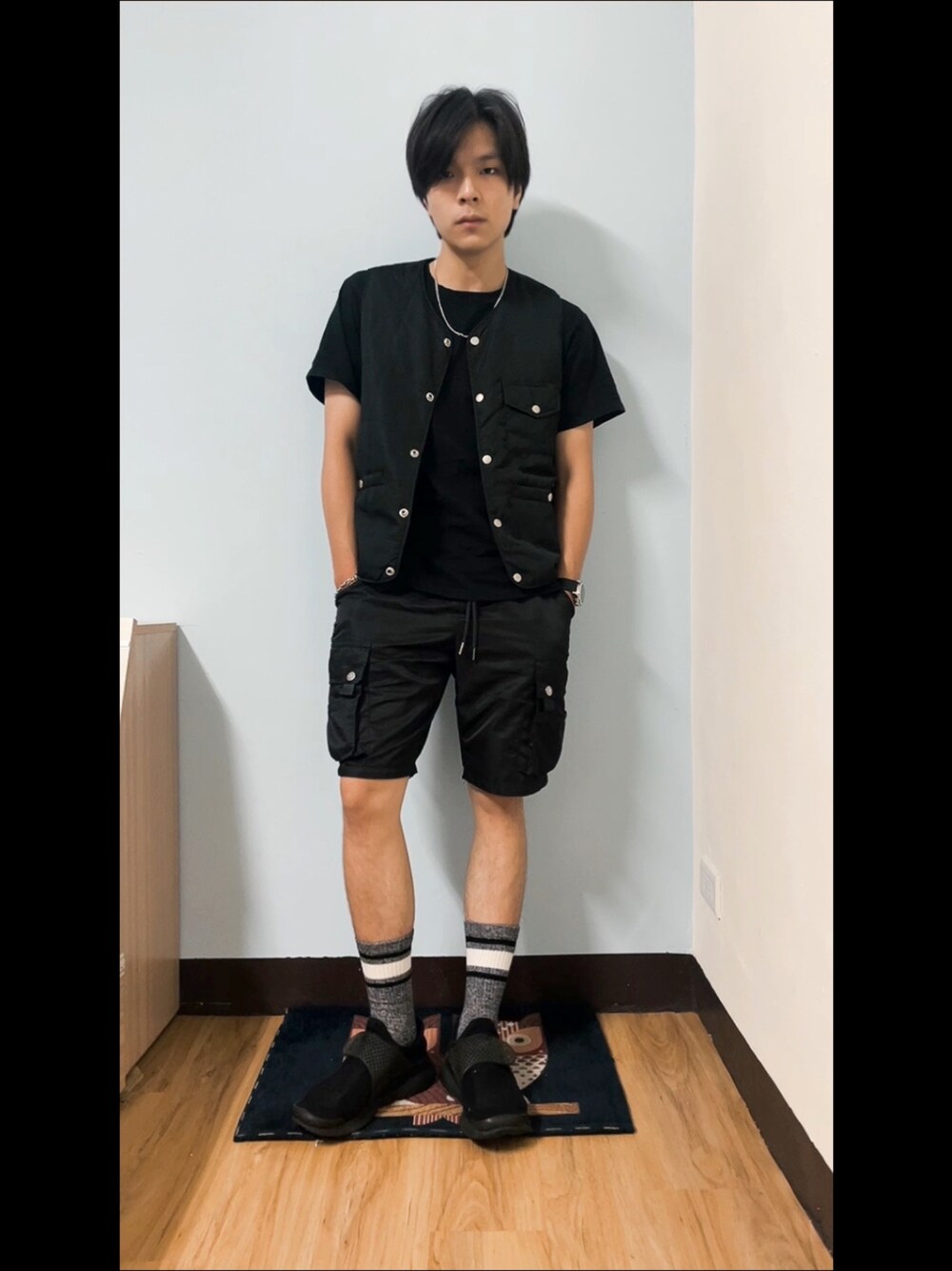 「夏、街頭穿搭、球鞋」｜「50% fifty percentのアイテム（ノーカラージャケット、ブラック系）」を使った、Chow Hingさん（メンズ・170cm）の夏コーディネートの1枚目の写真