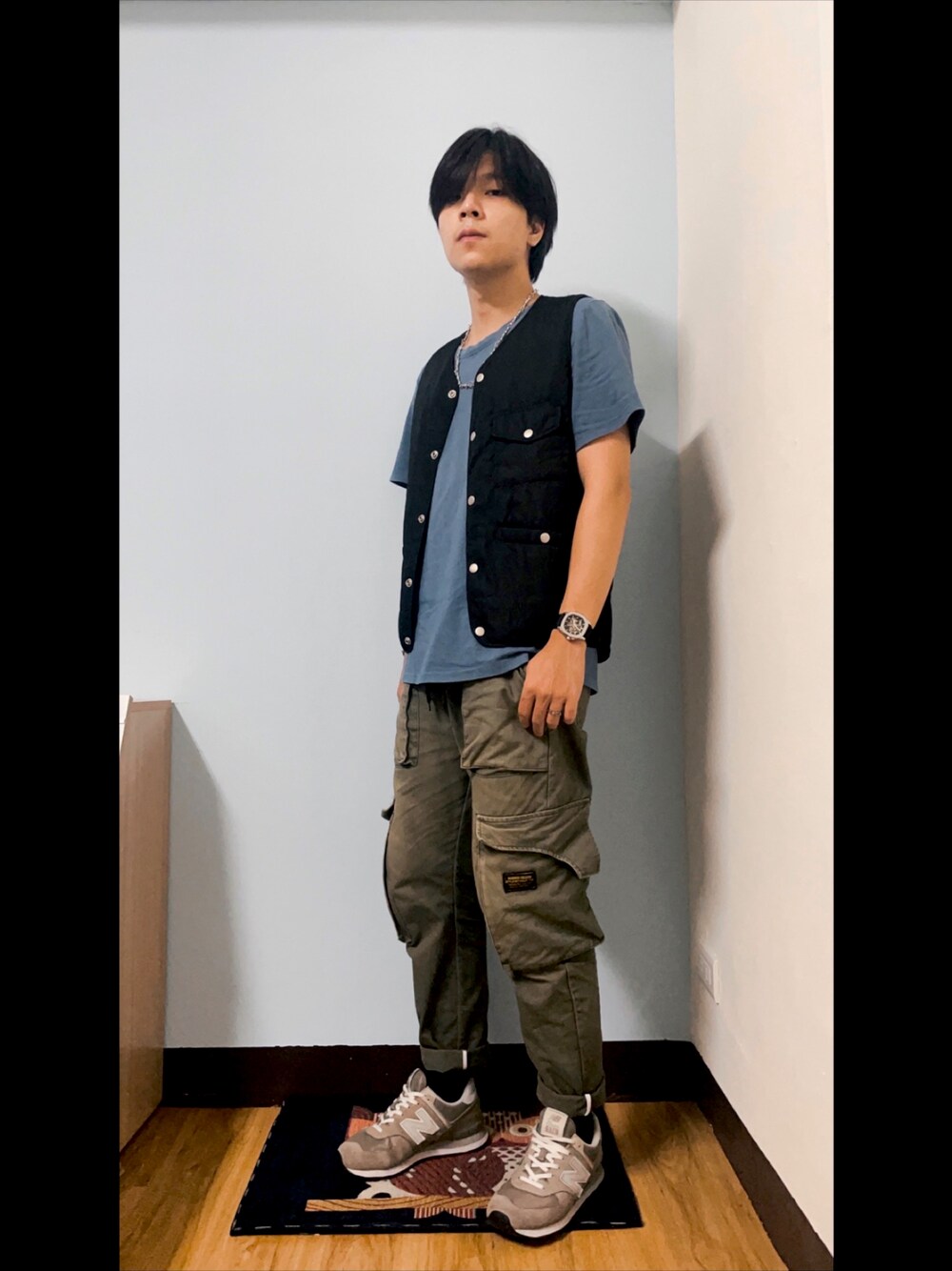 「夏、街頭穿搭、日系極簡、軍裝」｜「50% fifty percentのアイテム（ノーカラージャケット、ブラック系）」を使った、Chow Hingさん（メンズ・170cm）の夏コーディネートの1枚目の写真