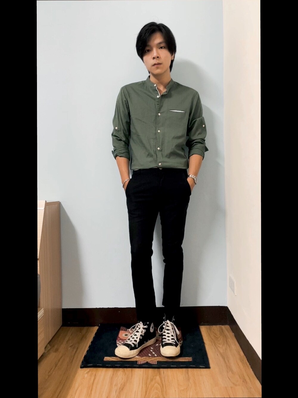 「休閒、秋、男友風、converse、韓系」｜「PULL&BEARのアイテム（トップス、グリーン系）」を使った、Chow Hingさん（メンズ・170cm）の夏コーディネートの1枚目の写真