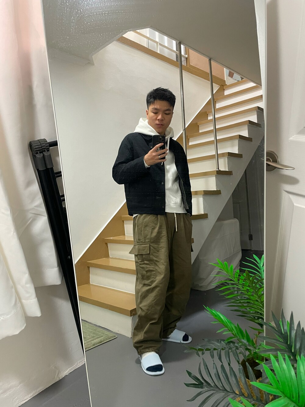「UNIQLOのアイテム（ジャケット/アウター、ブラック系）」を使った、Chow Hingさん（メンズ・170cm）の春コーディネートの1枚目の写真