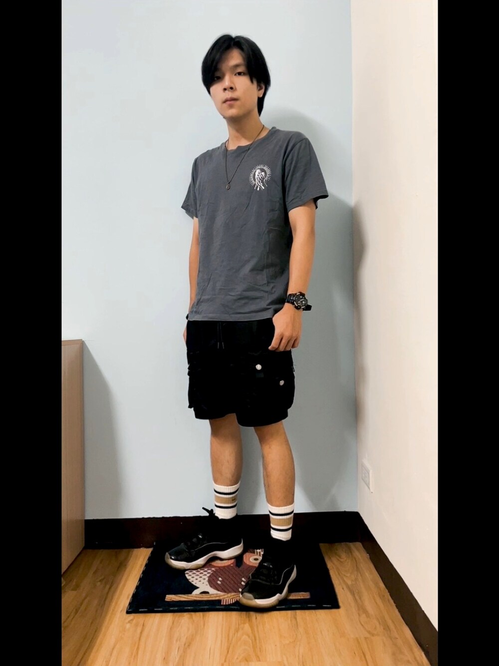 「夏、街頭穿搭、球鞋」｜「網購のアイテム（トップス、グレー系）」を使った、Chow Hingさん（メンズ・170cm）の夏コーディネートの1枚目の写真