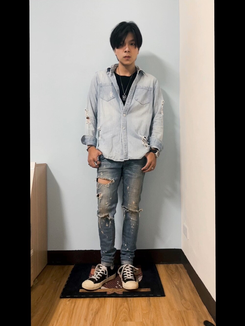 「街頭穿搭、夏」｜「musium divのアイテム（デニムジャケット、ブルー系）」を使った、Chow Hingさん（メンズ・170cm）の夏コーディネートの1枚目の写真