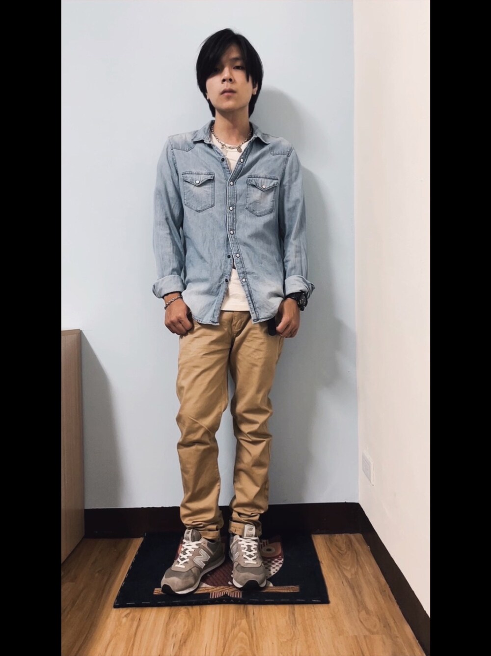 「休閒、軍裝、秋」｜「H&Mのアイテム（ジャケット/アウター、ブルー系）」を使った、Chow Hingさん（メンズ・170cm）の夏コーディネートの1枚目の写真
