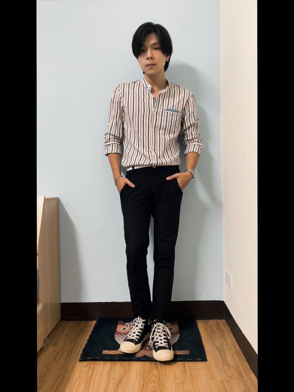 「休閒、秋、converse、男友風、韓系」｜「PULL&BEARのアイテム（トップス、ホワイト系）」を使った、Chow Hingさん（メンズ・170cm）の夏コーディネートの1枚目の写真
