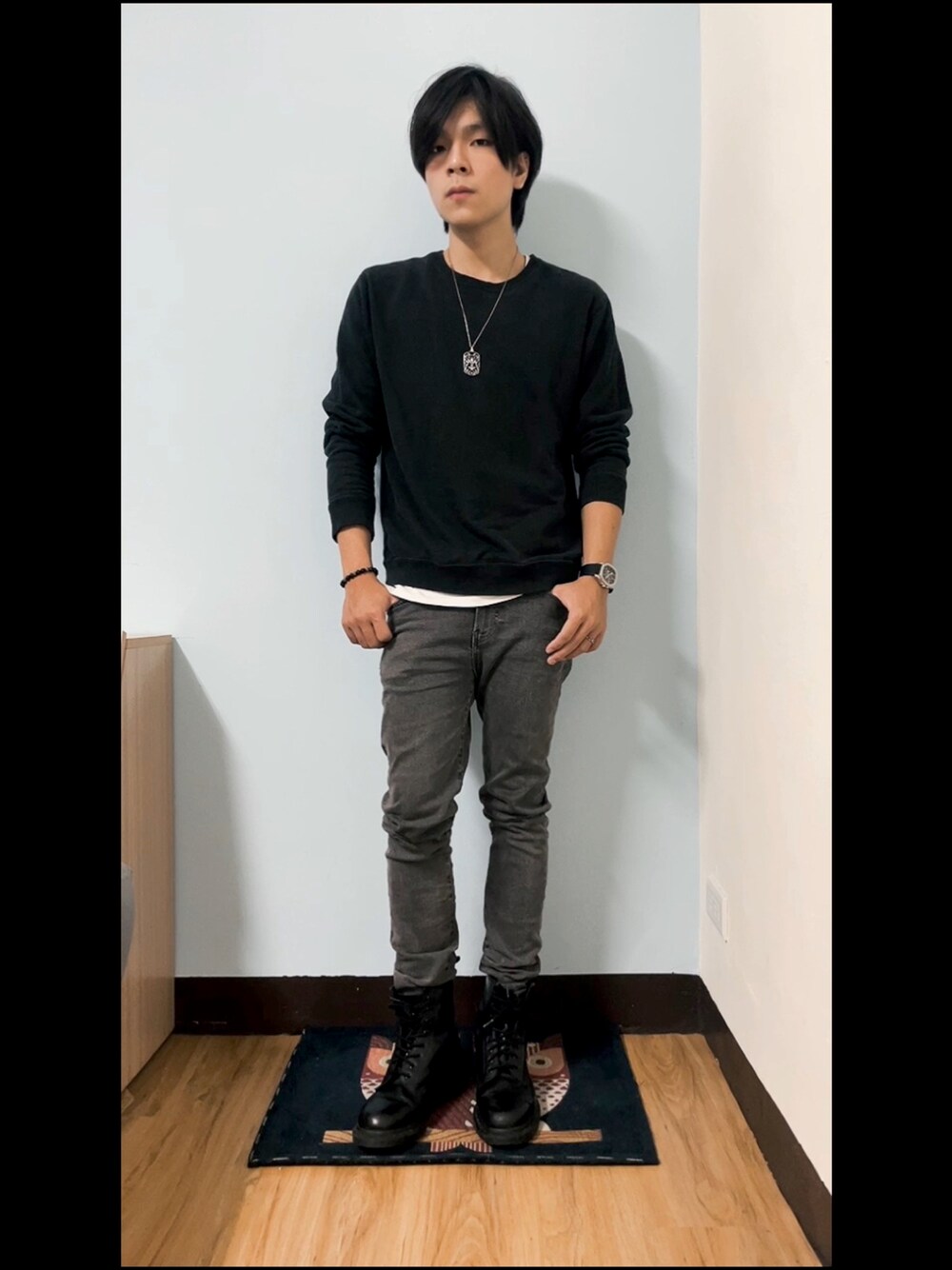 「黑白搭配、男友風、秋」｜「UNIQLOのアイテム（トップス、ブラック系）」を使った、Chow Hingさん（メンズ・170cm）の秋コーディネートの1枚目の写真
