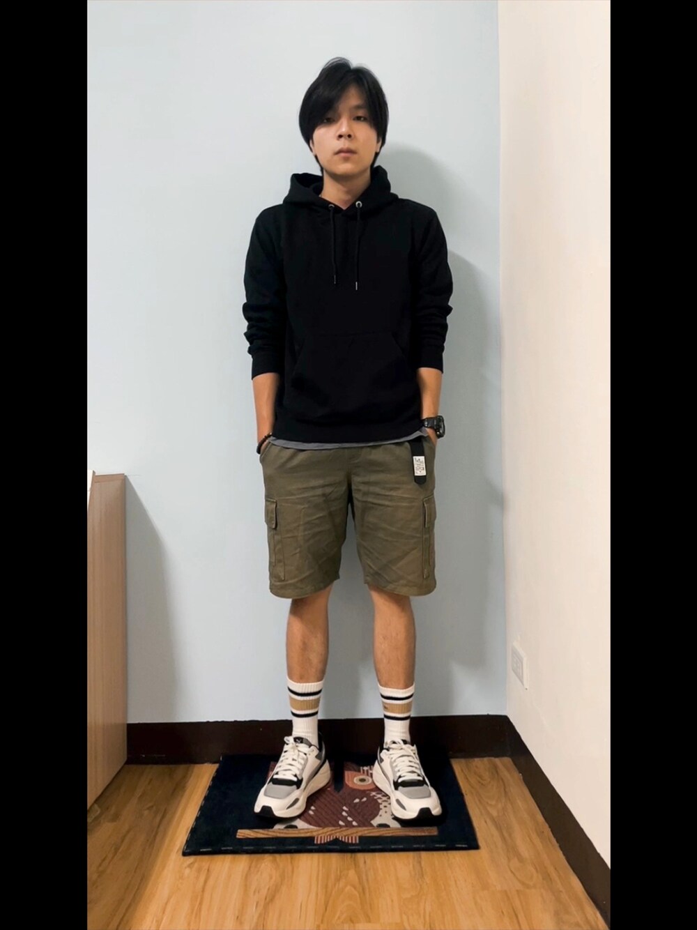 「夏、街頭穿搭、軍裝」｜「GUのアイテム（パーカー、ブラック系）」を使った、Chow Hingさん（メンズ・170cm）の夏コーディネートの1枚目の写真