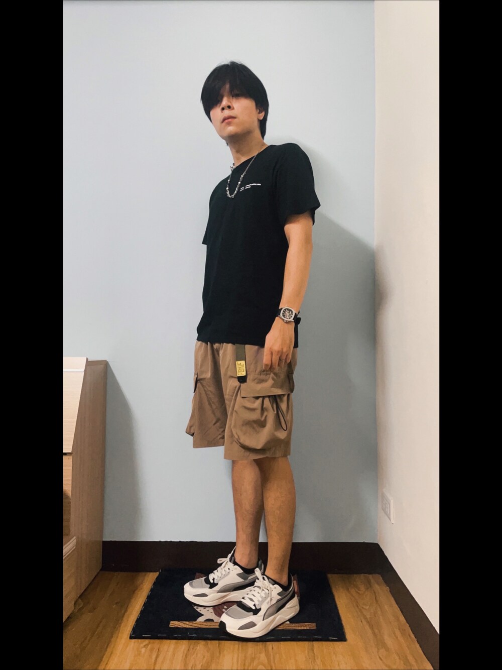 「夏、街頭穿搭、日系極簡」｜「PUMAのアイテム（スニーカー、ホワイト系）」を使った、Chow Hingさん（メンズ・170cm）の夏コーディネートの1枚目の写真