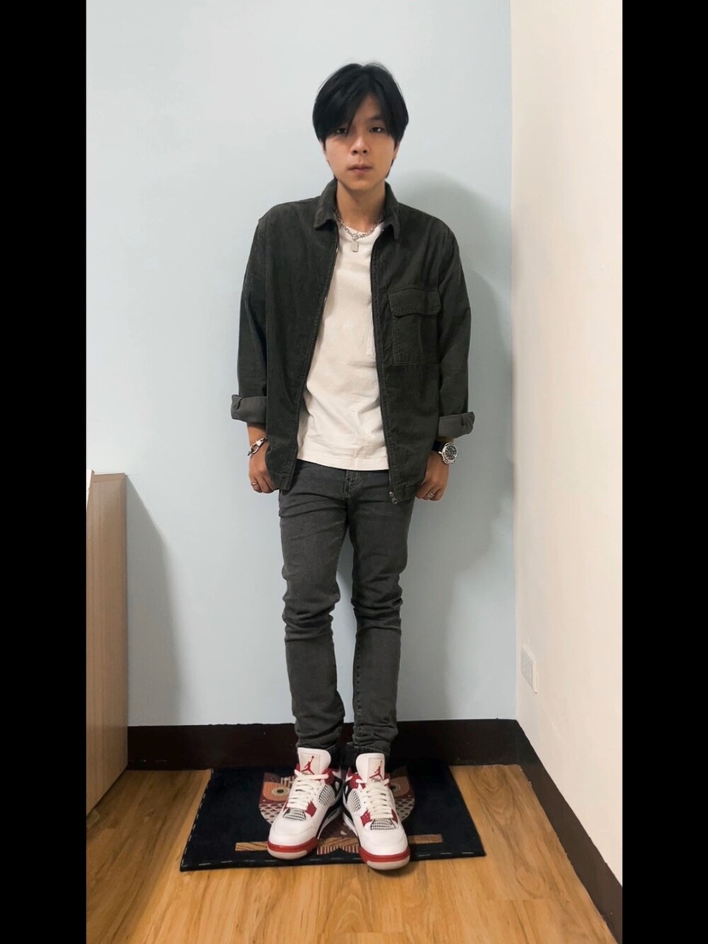 「街頭穿搭、球鞋」｜「UNIQLOのアイテム（トップス、ホワイト系）」を使った、Chow Hingさん（メンズ・170cm）の夏コーディネートの1枚目の写真