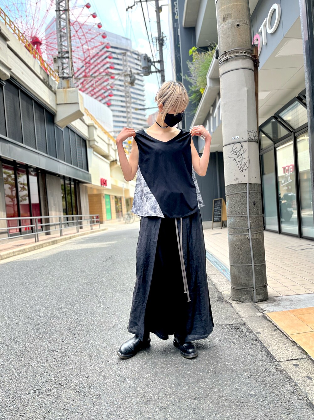「ROYAL FLASH、royalflash梅田、おしゃれさんと繋がりたい、ootd、いいね、save、フォローお願いします🤑、春夏コーデ、ノースリーブ、パンツスタイル、ブラック、モード、黒、ハカマパンツ、レイヤードスタイル、大人コーデ、ワイドパンツ」｜「ROYAL FLASHのA.F ARTEFACT/エーエフ・アーティファクト/HAKAMA PT（その他パンツ、ブラック系）」を使った、ミカさん（レディース・166cm）の夏コーディネートの1枚目の写真