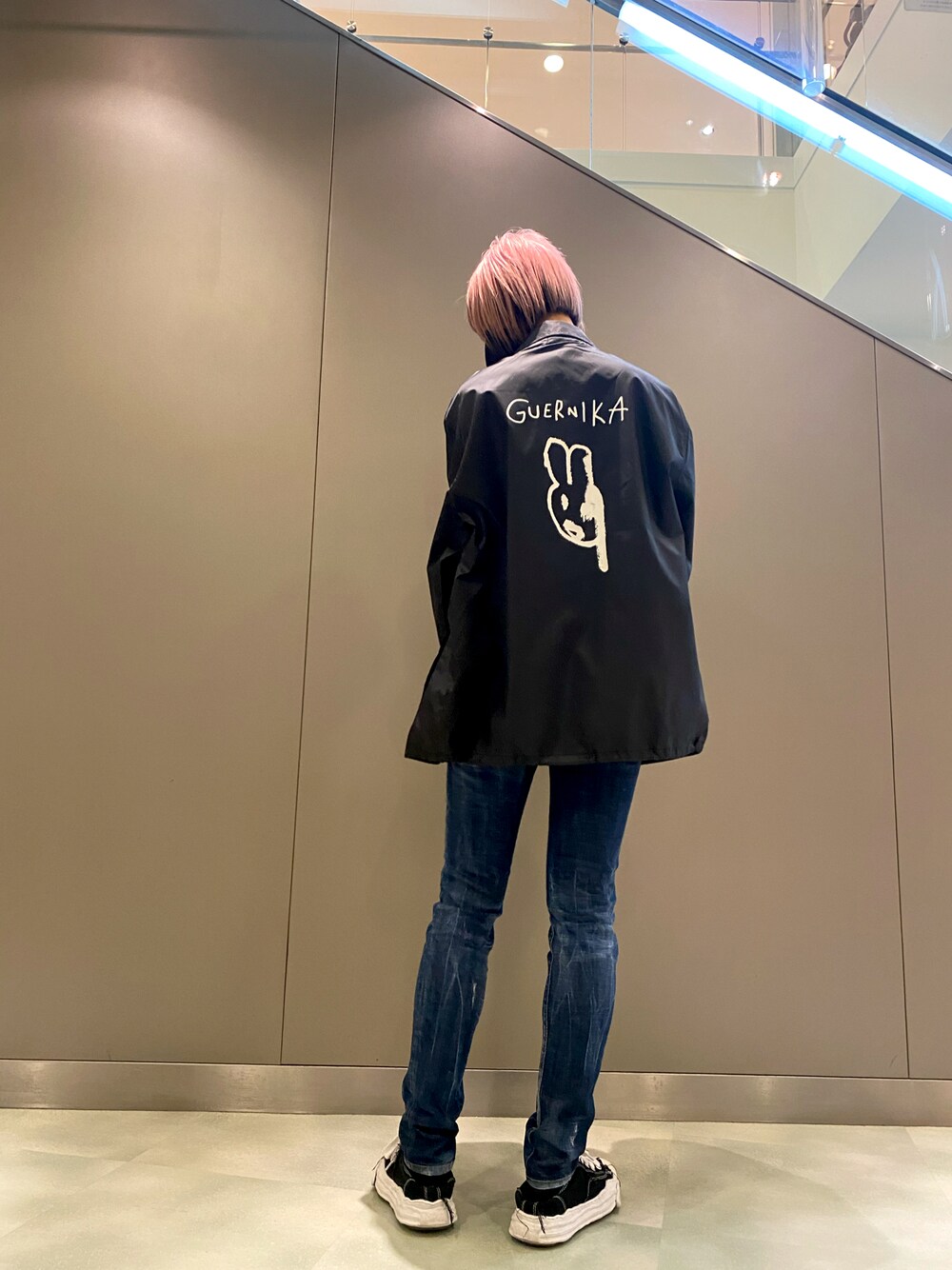 ブルー系のデニムパンツ、ブラック系のシューズ、ブラック系のブルゾンを着用したレディースの冬コーディネートの1枚目の写真