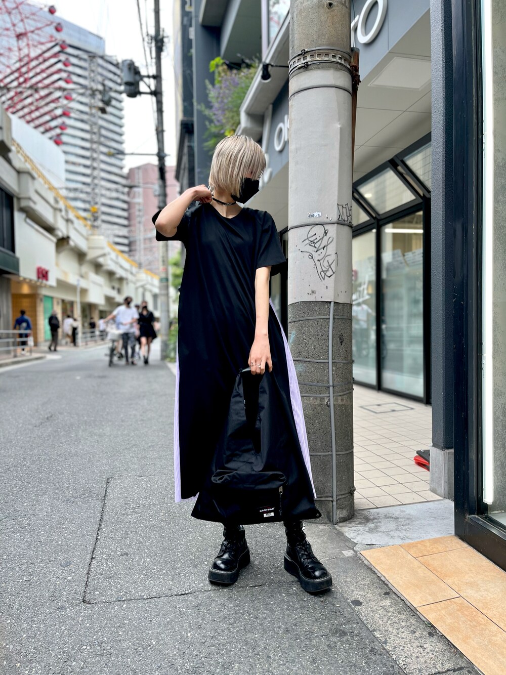 ブラック系のワンピース、ブラック系のトートバッグを着用したレディースの夏コーディネートの1枚目の写真