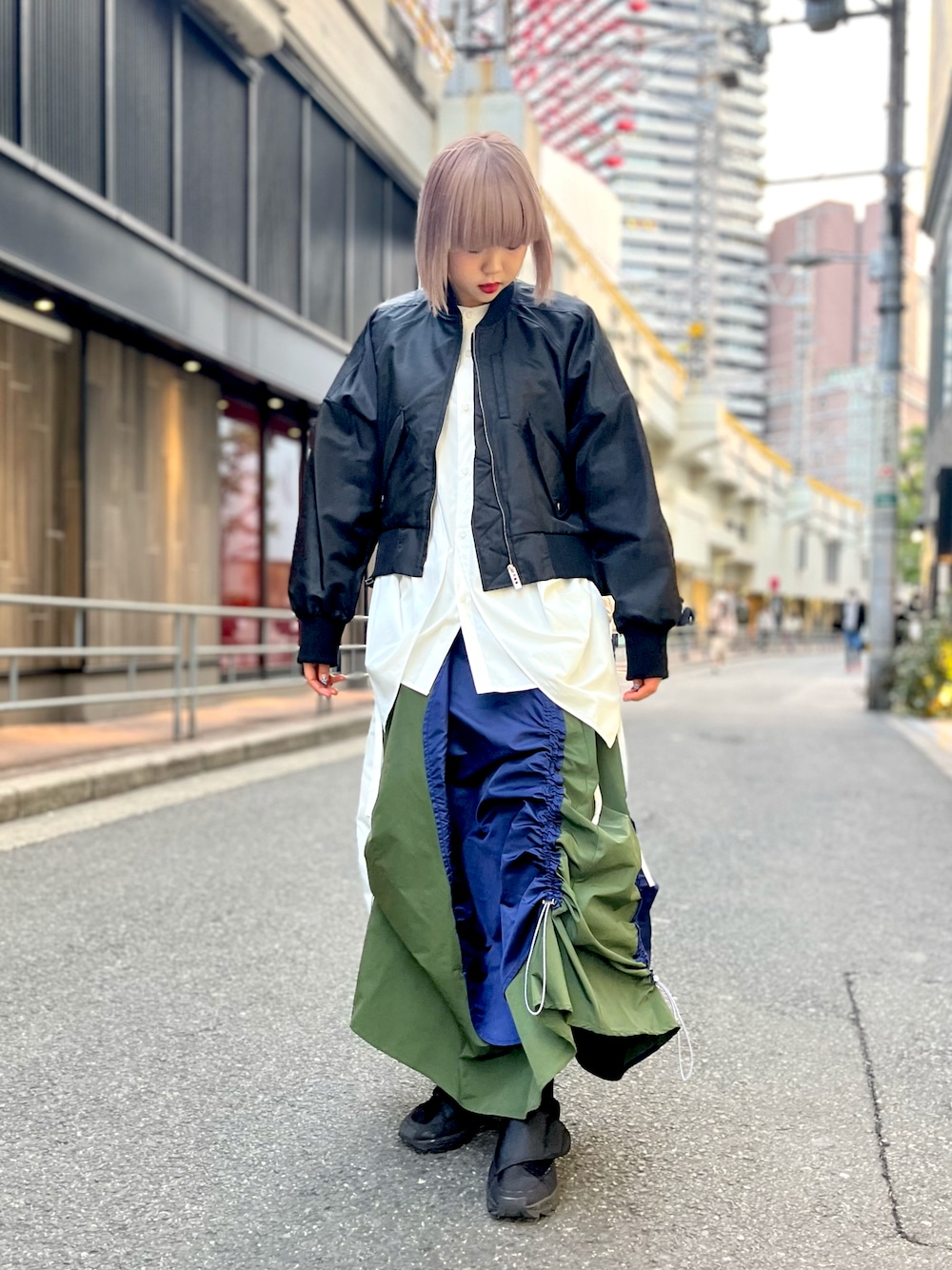「カラーコーデ、スカート、モード、春、春アウター、シャツスタイル、MA-1、ROYAL FLASH、royalflash梅田、ootd、いいね、save、フォローお願いします🤑、グリーン、ブルー、ホワイト、ブラック」｜「UN3D.のバックドローストリングMA-1（MA-1、ブラック系）」を使った、ミカさん（レディース・166cm）の冬コーディネートの1枚目の写真