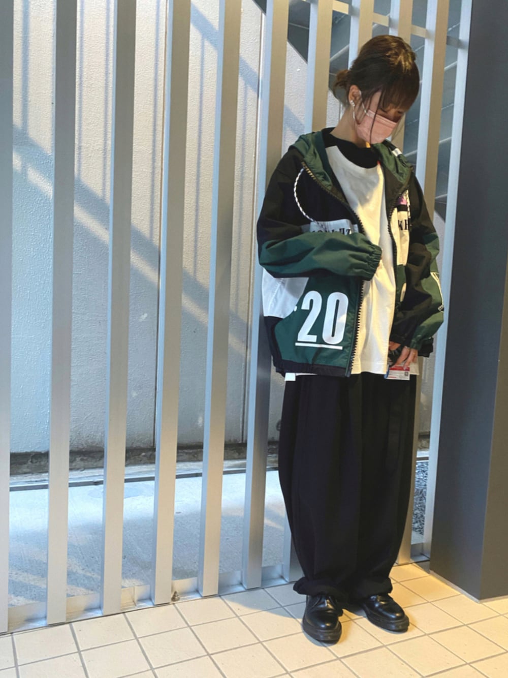 ブラック系のパンツ、ブラック系のブルゾン、ホワイト系のTシャツ/カットソーを着用したレディースの夏コーディネートの1枚目の写真