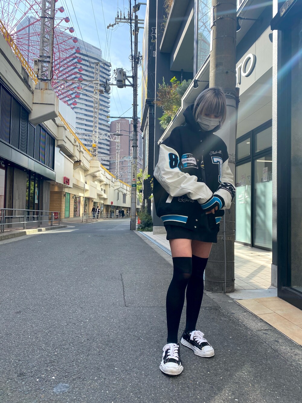 「スニーカー、アウター、スタジャン、カジュアル、パーカー、ストリート、大人カジュアル、メンズライク、ootd、今日のコーデ、ROYAL FLASH、秋冬コーデ、おしゃれさんと繋がりたい、いいね、save、フォローお願いします🤑、royalflash梅田」｜「MIHARAYASUHIROのMaison MIHARAYASUHIRO/ メゾン ミハラヤスヒロ/CANVAS LOW/JP（シューズ、ブラック系）」を使った、ミカさん（レディース・166cm）の冬コーディネートの1枚目の写真