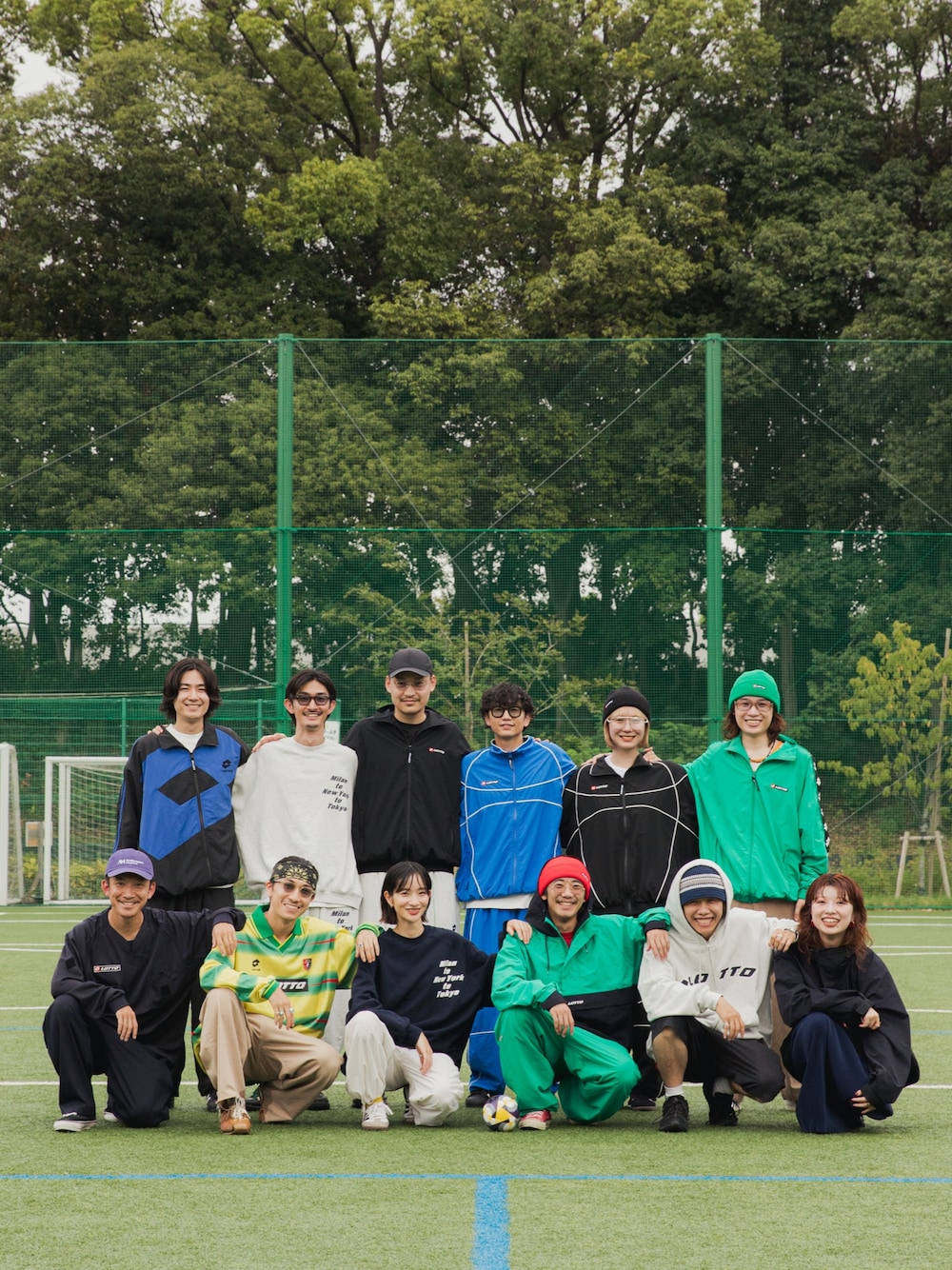 ブラック系のナイロンジャケット、ブラック系のその他パンツ、ブラック系のスニーカーを着用したメンズの秋コーディネートの1枚目の写真