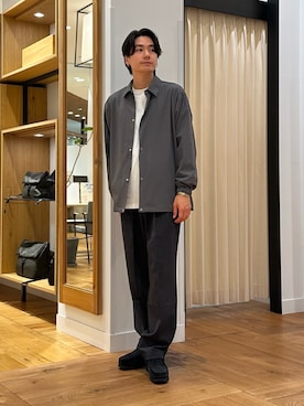 「URBAN RESEARCH DOORS（アーバンリサーチドアーズ）の『UR TECH』サマシェア ロングスリーブシャツカーディガン（カーディガン/ボレロ、グレー系）」を使った、キムラさん（メンズ・177cm）の春コーディネート