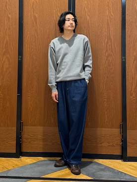 「URBAN RESEARCH DOORS（アーバンリサーチドアーズ）のVネック インレー スウェットライクロングスリーブニット（ニット/セーター、グレー系）」を使った、キムラさん（メンズ・177cm）の秋コーディネート