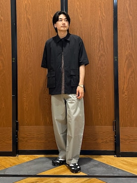 「URBAN RESEARCH DOORS（アーバンリサーチドアーズ）の『UVカット/接触冷感/吸水速乾』ストレッチクロス ビッグポケットショートスリーブシャツ（シャツ/ブラウス、ブラック系）」を使った、キムラさん（メンズ・177cm）の春コーディネート