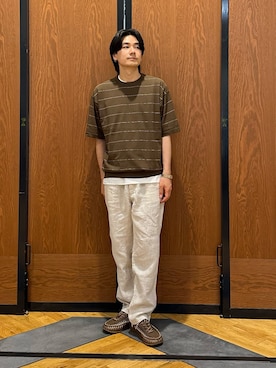 「URBAN RESEARCH DOORS（アーバンリサーチドアーズ）の『UR TECH』サマシェア クルーネックニット（ニット/セーター、ブラウン系）」を使った、キムラさん（メンズ・177cm）の春コーディネート
