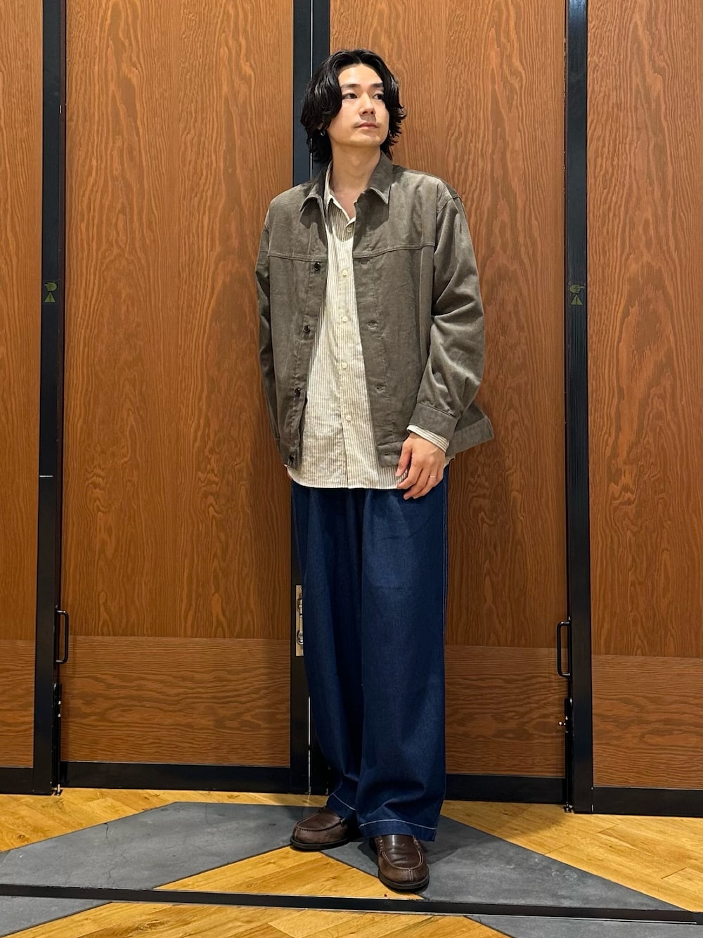ブラウン系のその他アウター、ベージュ系のシャツ/ブラウス、ブルー系のその他パンツを着用したメンズの秋コーディネートの1枚目の写真