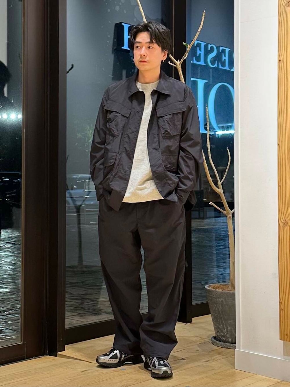 「シンプル、大人カジュアル、カジュアル、urbanresearchdoors、カジュアルコーデ、シンプルコーデ、ootd、newarrival、暑い、おしゃれさんと繋がりたい、ここでしか手に入らない別注アイテム、高身長おススメアウター、私のイチ推しブランド、スタッフのこれ買いました、過ごしやすい」｜「Snow Peakの『別注』Snow Peak Apparel×DOORS　Nylon Tussah Blouson（ブルゾン、ブラック系）」を使った、キムラさん（メンズ・177cm）の春コーディネートの1枚目の写真