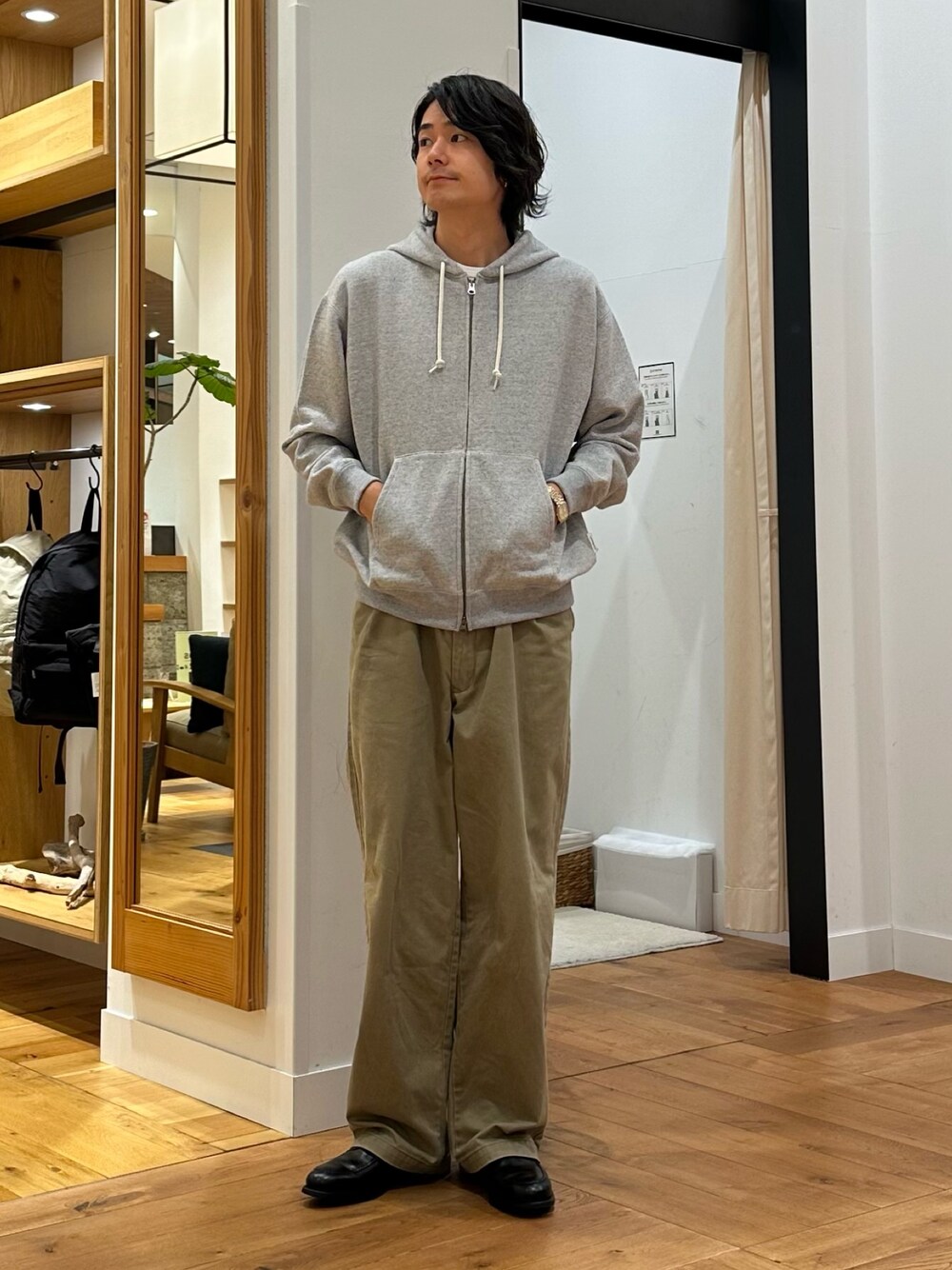 グレー系のパーカー、ホワイト系のTシャツ/カットソー、ベージュ系のその他パンツを着用したメンズの秋コーディネートの1枚目の写真