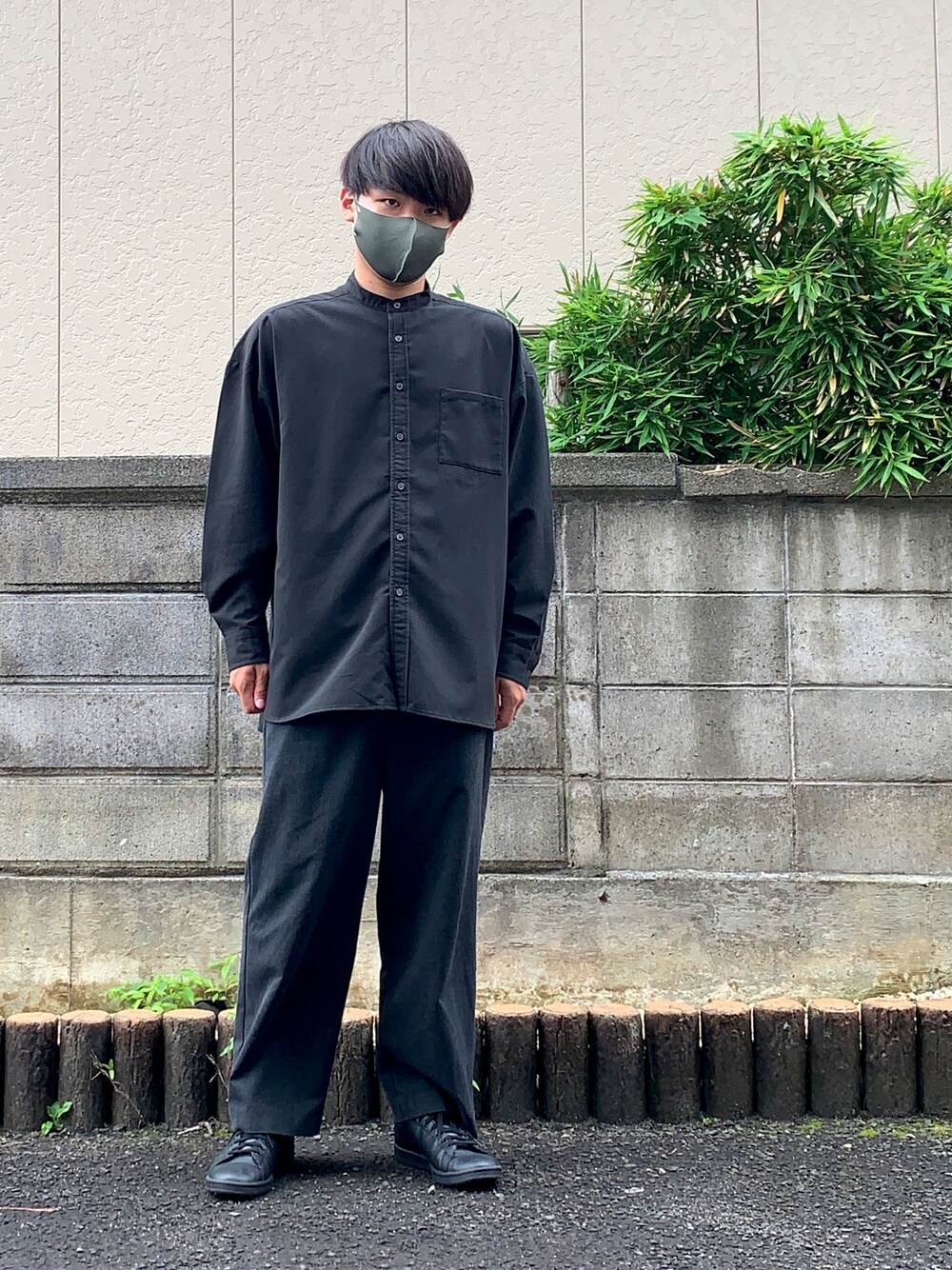 ブラック系のシャツ/ブラウス、グレー系のその他パンツ、ブラック系のスニーカーを着用したメンズの夏コーディネートの1枚目の写真