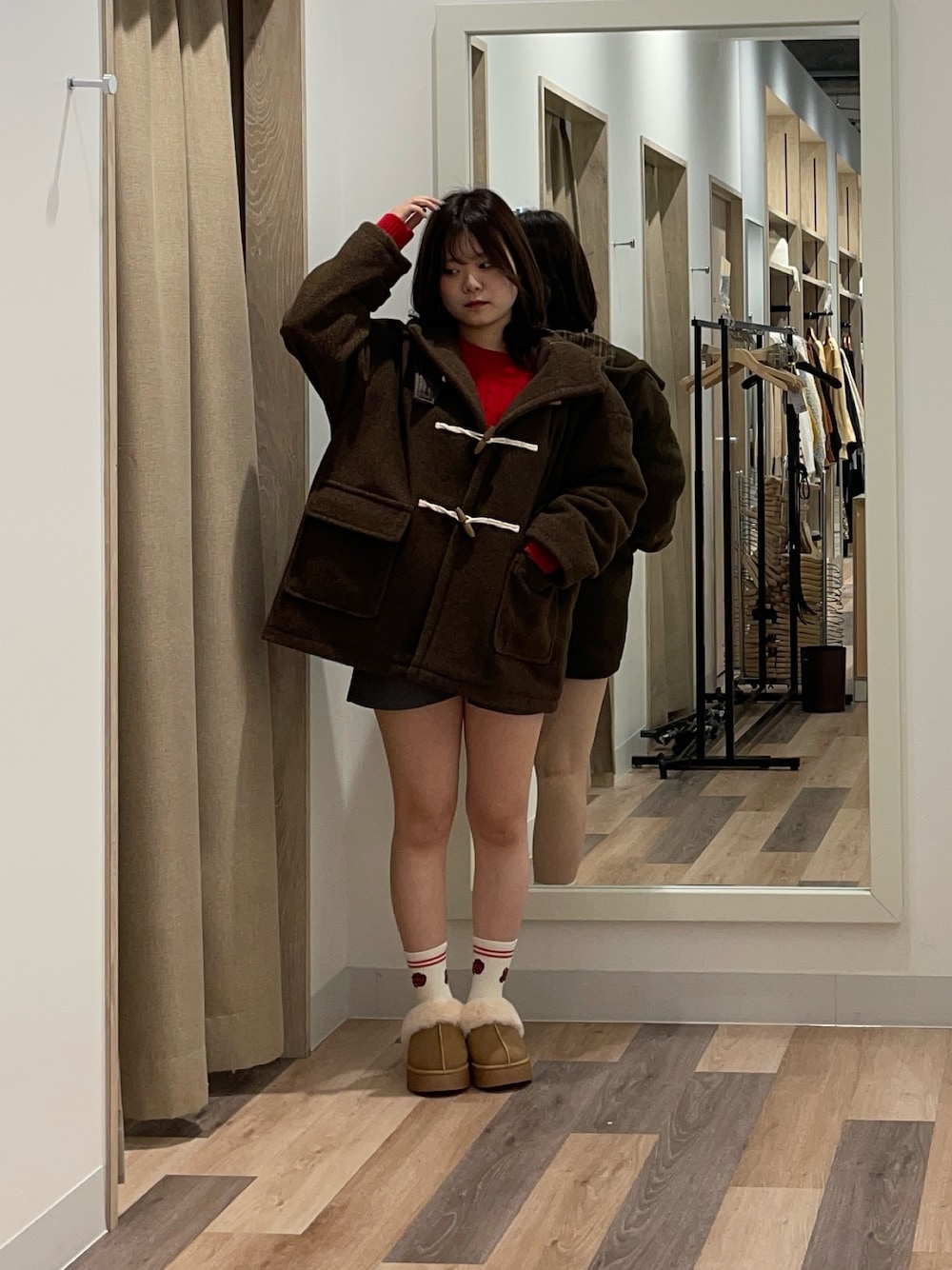 ブラウン系のその他アウター、レッド系のニット/セーター、イエロー系のブーツを着用したレディースの秋コーディネートの1枚目の写真