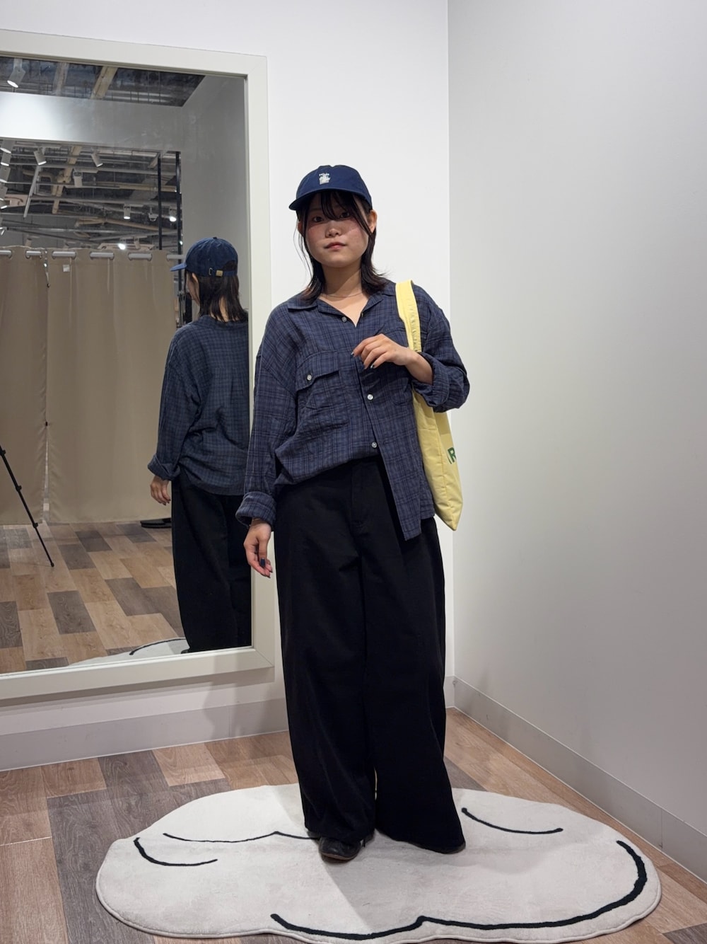 ブルー系のシャツ/ブラウス、ブラック系のその他パンツを着用したレディースの秋コーディネートの1枚目の写真