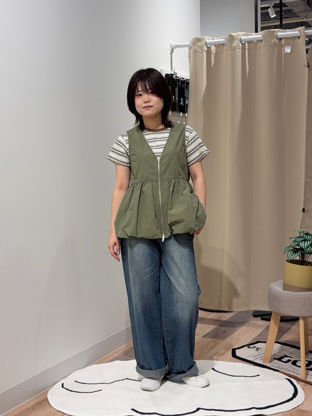 ブラウン系のTシャツ/カットソー、グリーン系のベスト、ブルー系のその他パンツを着用したレディースの夏コーディネートの1枚目の写真