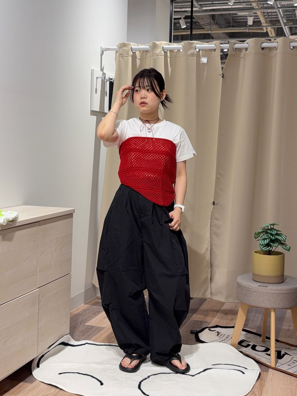 ホワイト系のTシャツ/カットソー、ブラック系のその他パンツ、レッド系のバンダナ/スカーフを着用したレディースの夏コーディネートの1枚目の写真
