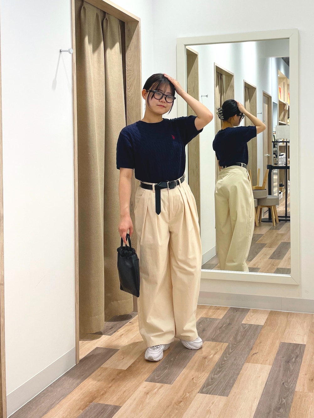 「カジュアル、チノパン、サマーニット、CPCM、スニーカー、ネイビー、めがね」｜「U.S. POLO ASSN.の半袖ケーブルニット（ニット/セーター、ブルー系）」を使った、みおさん（骨格ストレート・レディース・155cm）の夏コーディネートの1枚目の写真
