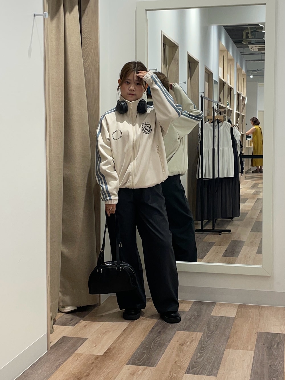 「CPCM、トラックジャケット、スラックス、秋コーデ、秋服準備はじめました、秋服」｜「CPCMのフェイクスエードトラックジャケット（ブルゾン、グリーン系）」を使った、みおさん（骨格ストレート・レディース・155cm）の秋コーディネートの1枚目の写真