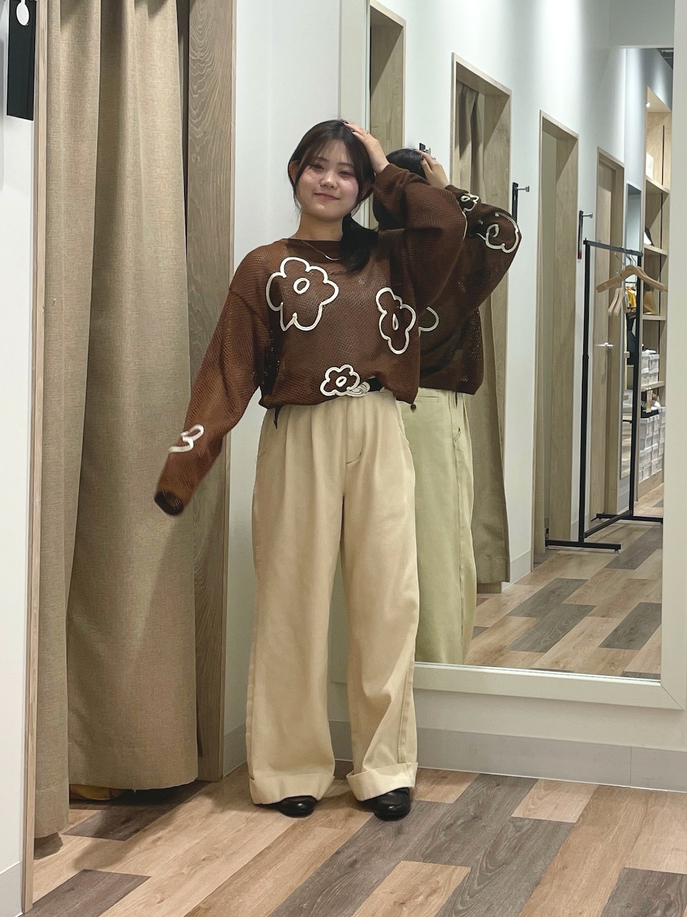 「カジュアル、チノパン、メッシュ、メッシュニット、ローファー」｜「CPCMのコード刺繍花柄メッシュニット（ニット/セーター、ブラウン系）」を使った、みおさん（骨格ストレート・レディース・155cm）の夏コーディネートの1枚目の写真