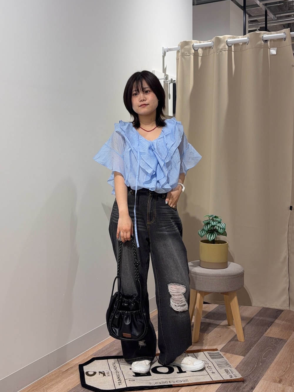 ブルー系のシャツ/ブラウス、ブラック系のその他パンツを着用したレディースの夏コーディネートの1枚目の写真