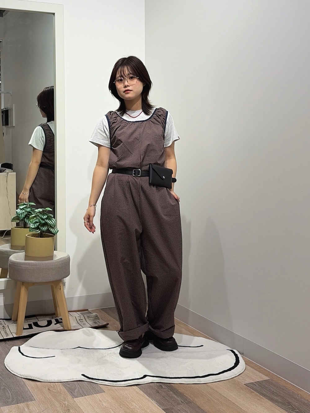 ホワイト系のTシャツ/カットソー、ブラウン系のつなぎ/オールインワンを着用したレディースの夏コーディネートの1枚目の写真