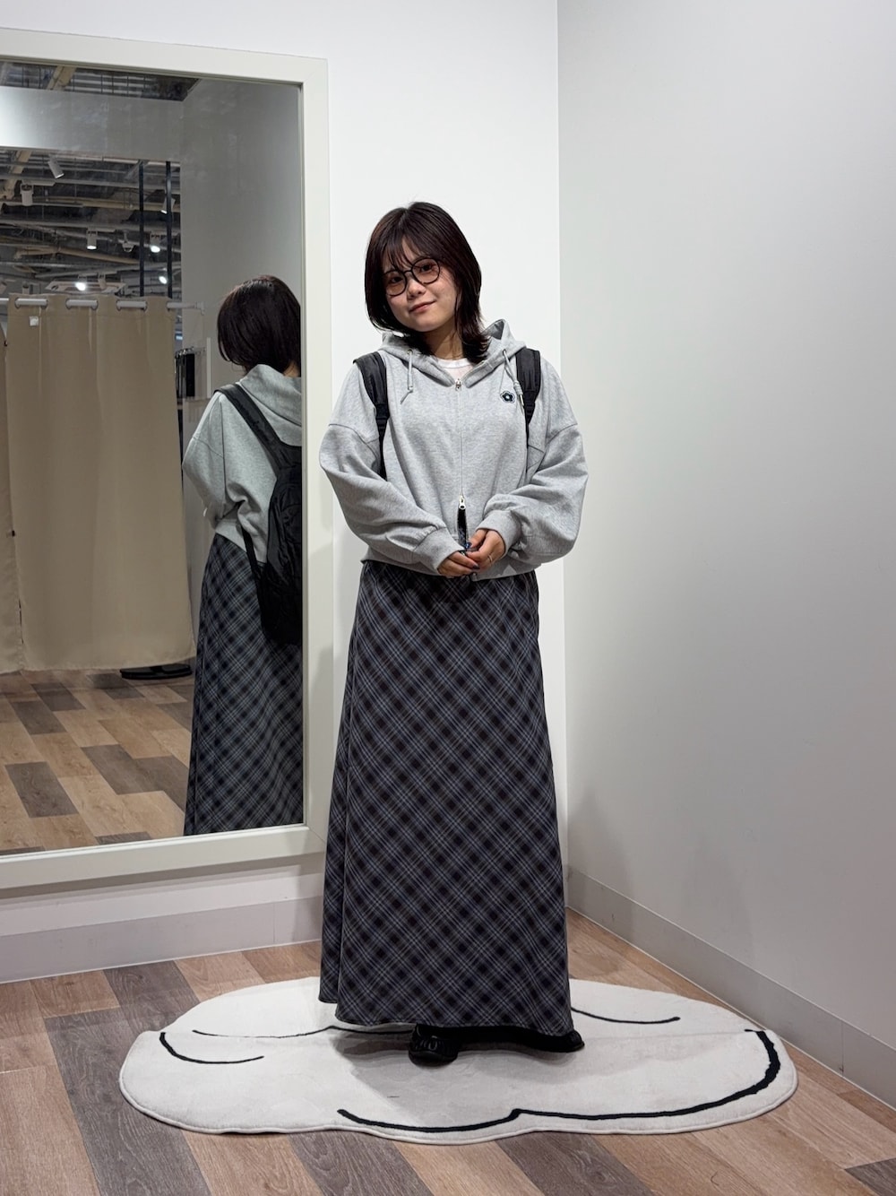 グレー系のパーカー、ホワイト系のTシャツ/カットソー、ブラック系のその他シューズを着用したレディースの秋コーディネートの1枚目の写真