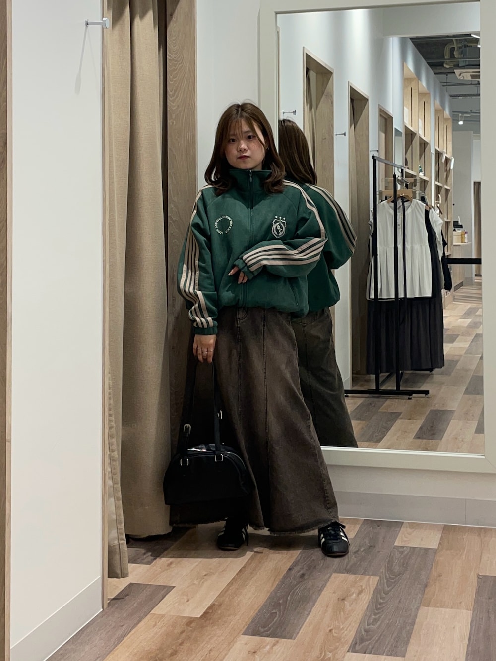 「CPCM、トラックジャケット、スエード、秋服準備はじめました、秋服、デニムスカート」｜「CPCMのフェイクスエードトラックジャケット（ブルゾン、グリーン系）」を使った、みおさん（骨格ストレート・レディース・155cm）の秋コーディネートの1枚目の写真
