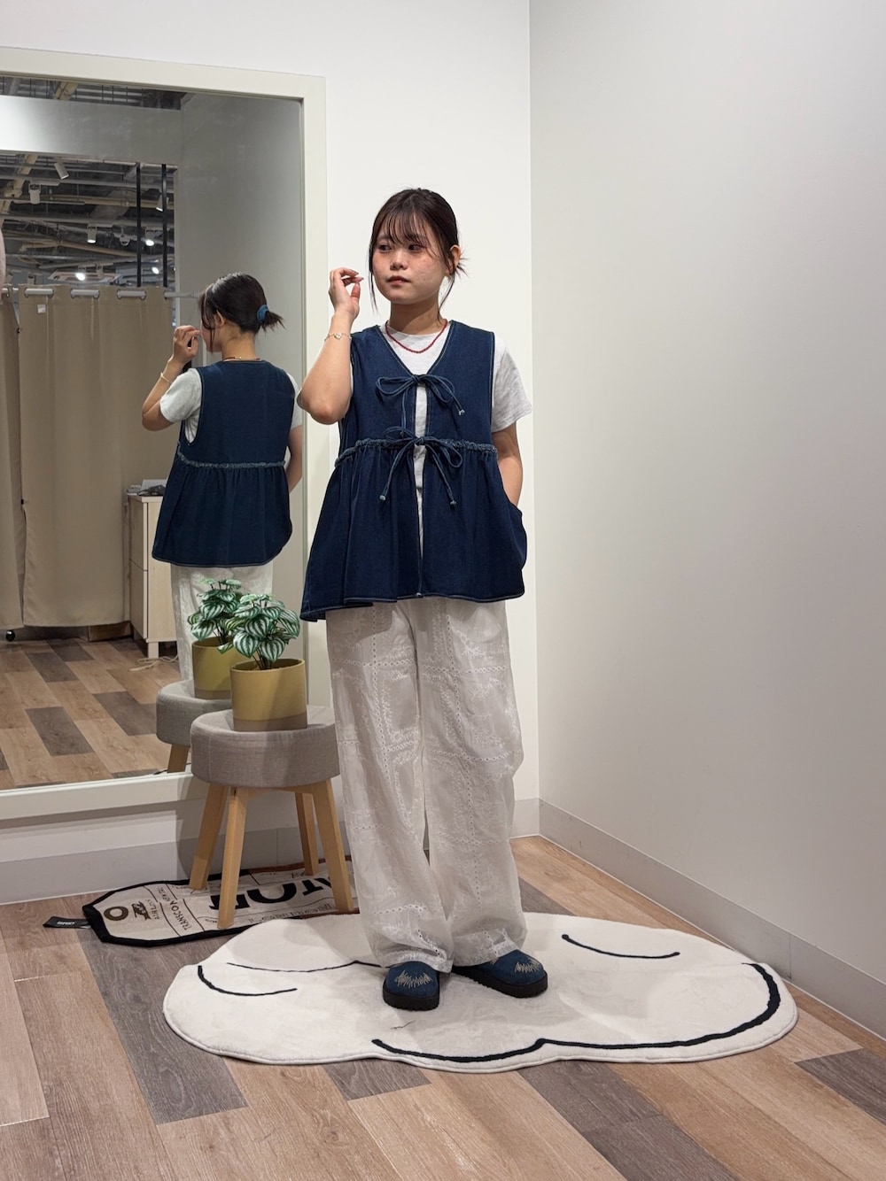 ホワイト系のTシャツ/カットソー、ブルー系のワンピース、ホワイト系のその他パンツを着用したレディースの夏コーディネートの1枚目の写真