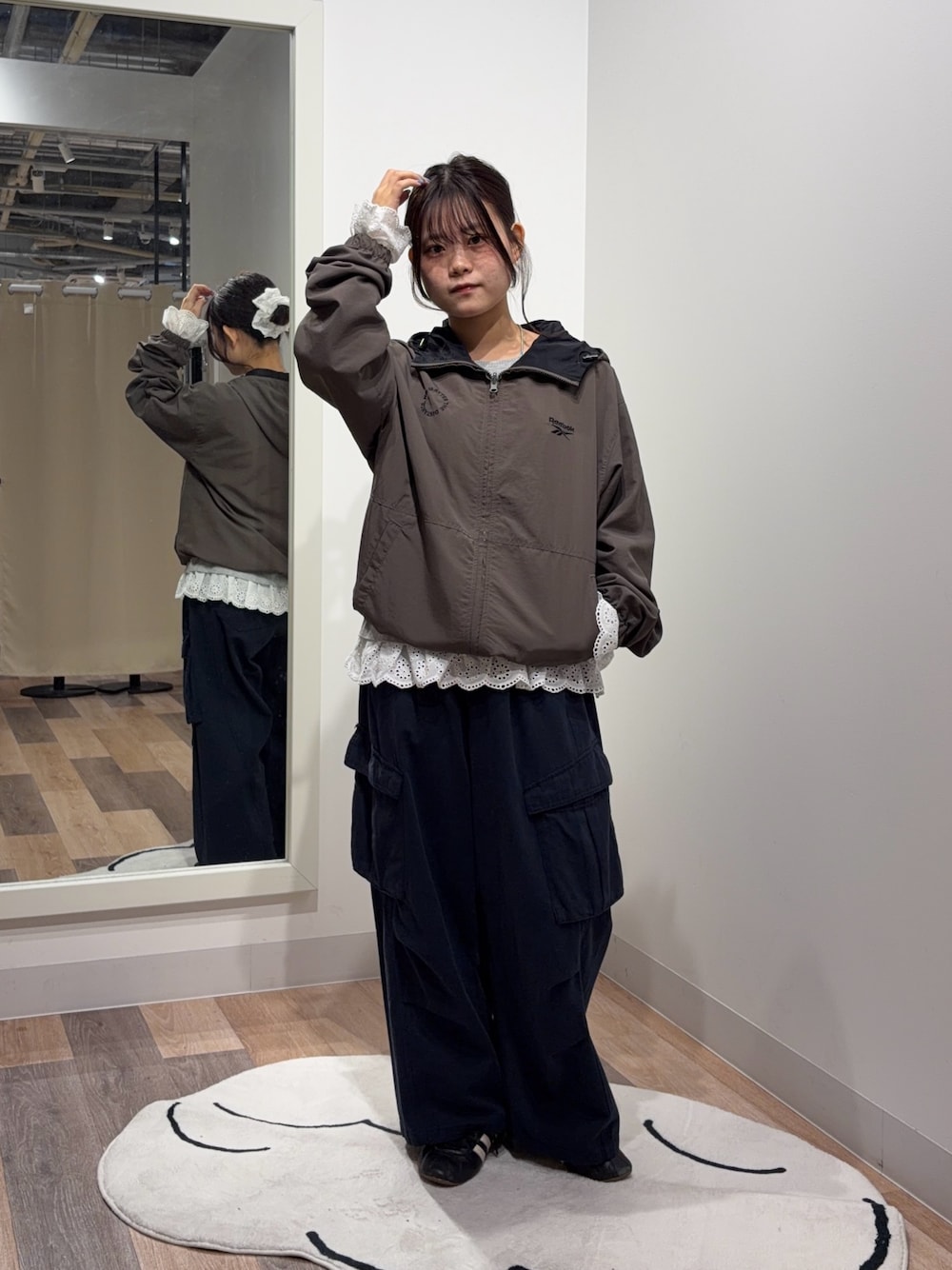 ブラック系のブルゾン、グレー系のTシャツ/カットソー、ブルー系のカーゴパンツを着用したレディースの秋コーディネートの1枚目の写真