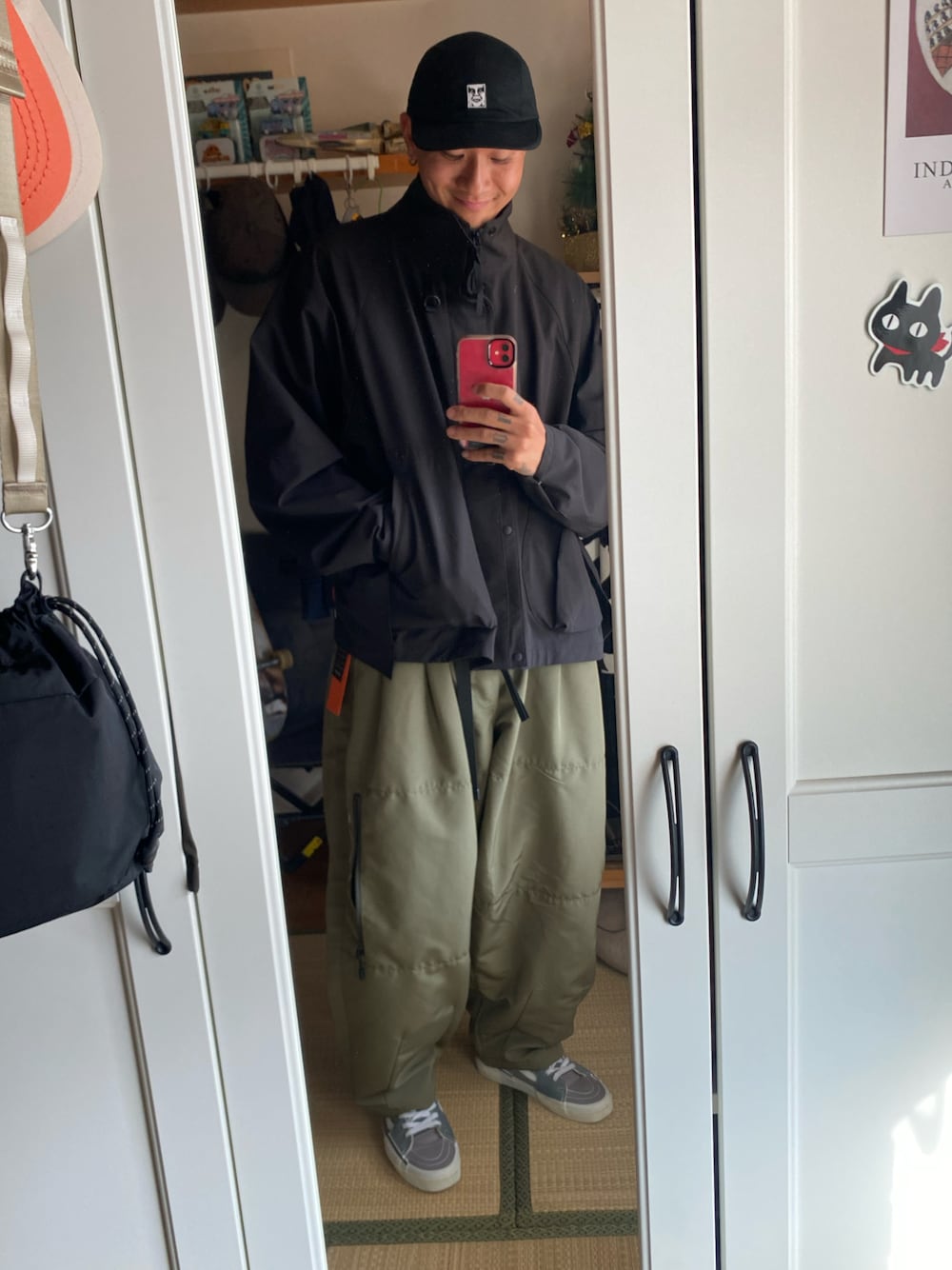 「VANSのアイテム（シューズ、ブルー系）」を使った、adamhckzさん（メンズ・178cm）の春コーディネートの1枚目の写真