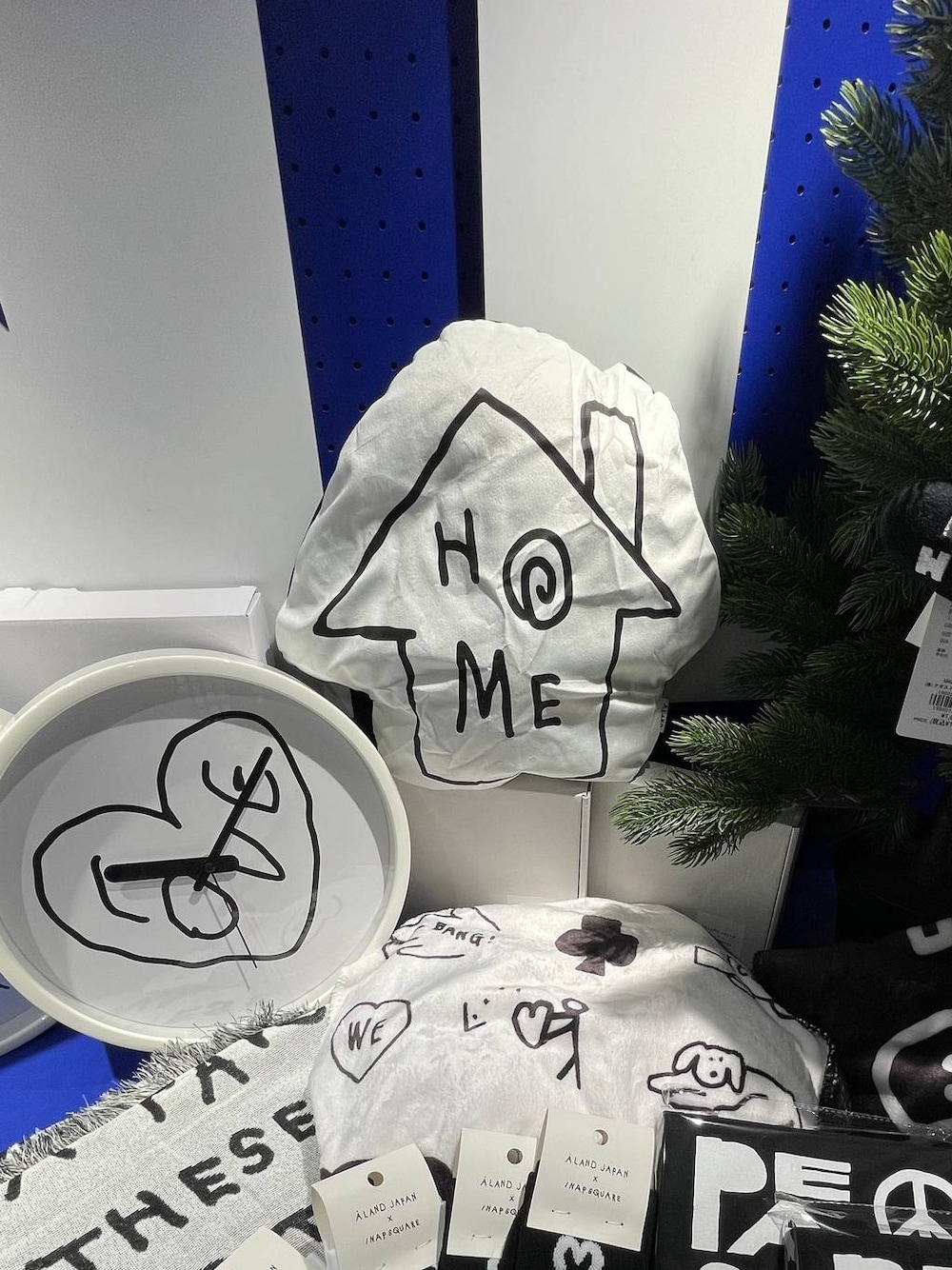 ホワイト系のソックス/靴下、その他の掛け時計、ブラック系のブランケットを着用したレディースの秋コーディネートの1枚目の写真