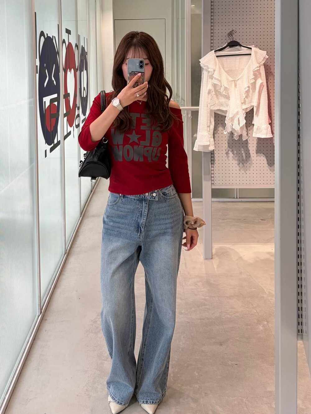 ブルー系のデニムパンツ、ホワイト系のパンプス、レッド系のTシャツ/カットソーを着用したレディースの夏コーディネートの1枚目の写真