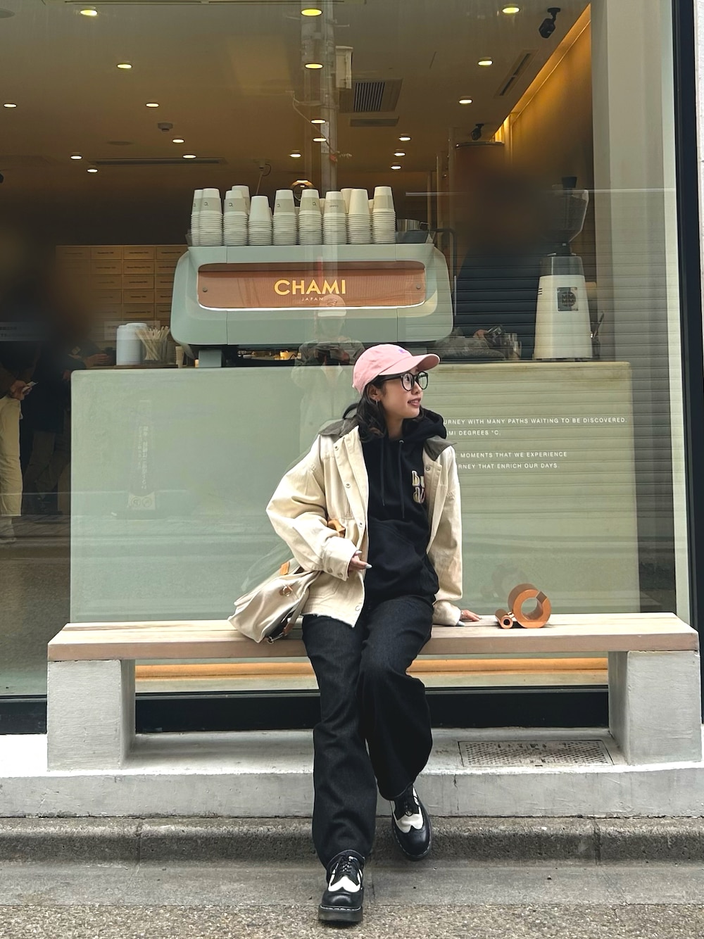 「大人女子、春、カジュアルコーデ、デニム、休日、今日のコーデ、カフェコーデ、大人カジュアル、ローファー、JEANASIS、最近のいい感じコーデ」｜「Dr. Martensのアイテム（ローファー、ブラック系）」を使った、mino0525さん（レディース・157cm）の春コーディネートの1枚目の写真