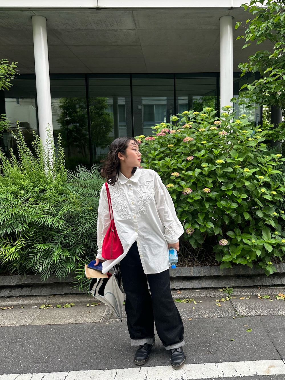 「白シャツ、モノトーン、シャツスタイル、大人コーデ、シンプルスタイル、着回しコーデ、休日スタイル、フォローミー、おしゃれさんと繋がりたい、お出かけコーデ、春夏コーデ、モノトーンコーデ、デニム、SENSEOFPLACE、willfully」｜「SENSE OF PLACE by URBAN RESEARCHのコードシシュウシャツ（シャツ/ブラウス、ホワイト系）」を使った、mino0525さん（レディース・157cm）の夏コーディネートの1枚目の写真